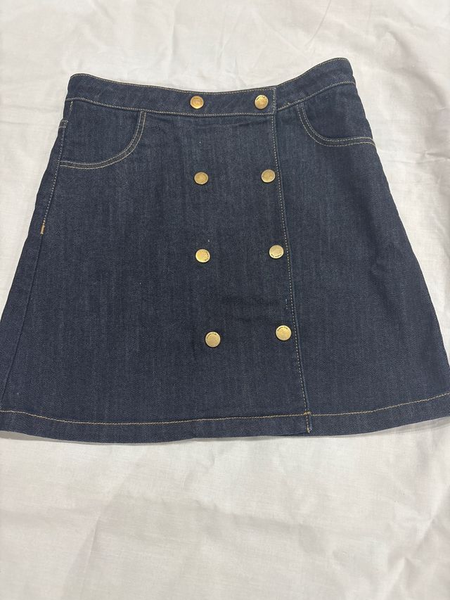 Falda vaquera con botones dorados