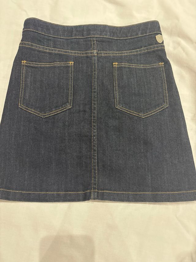 Falda vaquera con botones dorados