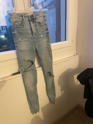 Jeans skinny strappati donna