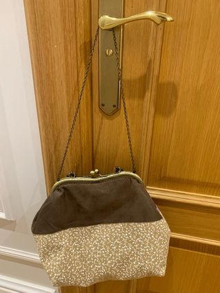Bolso artesanal marrón con detalles beige