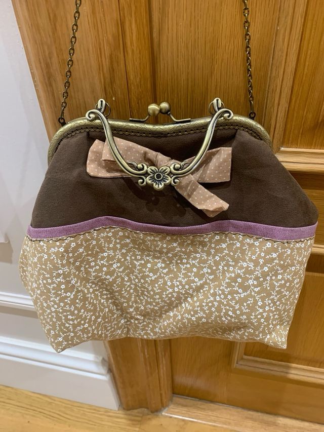 Bolso artesanal marrón con detalles beige
