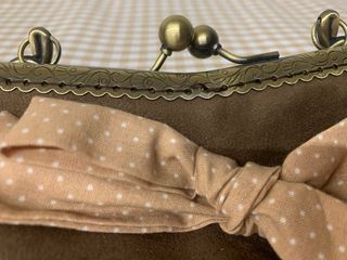 Bolso artesanal marrón con detalles beige