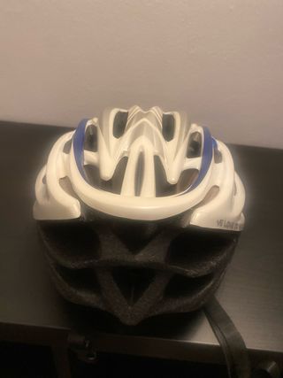 Casco de patinaje blanco y azul