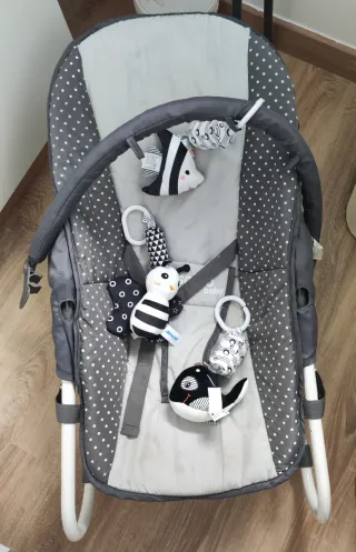 Amaca per bambini grigia con giocattoli