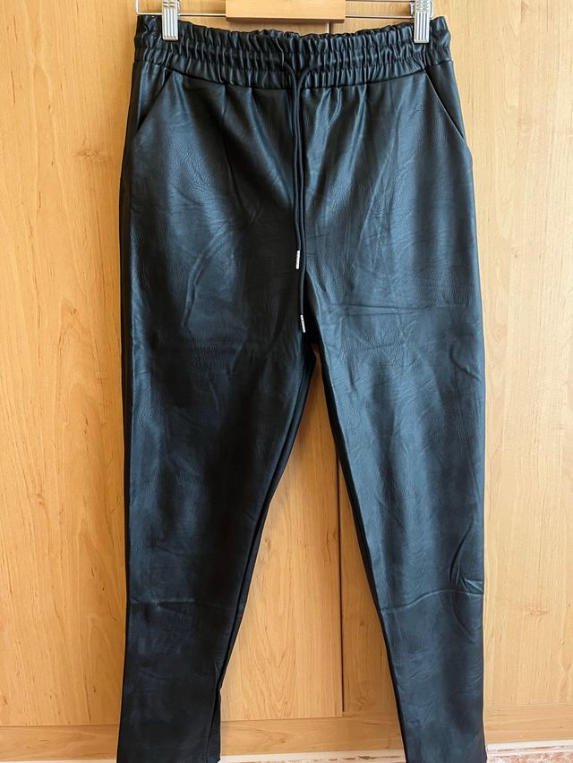 Pantalón polipiel negro