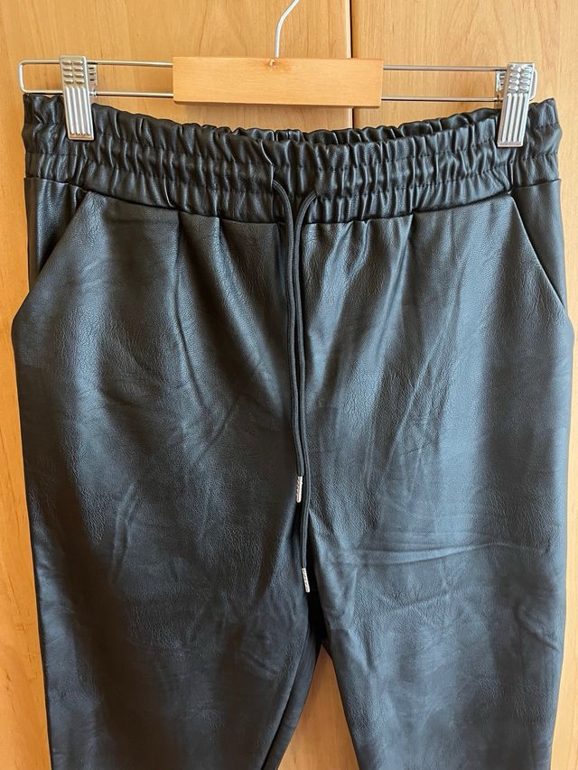Pantalón polipiel negro