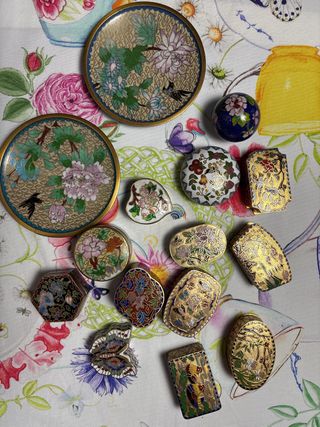 Set di 13 scatole e 2 piatti decorativi