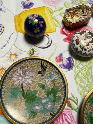 Set di 13 scatole e 2 piatti decorativi