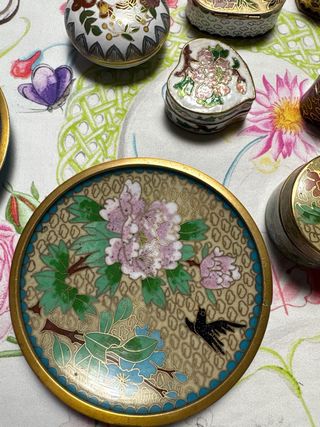 Set di 13 scatole e 2 piatti decorativi