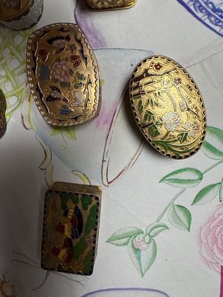 Set di 13 scatole e 2 piatti decorativi