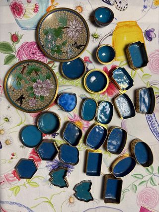Set di 13 scatole e 2 piatti decorativi