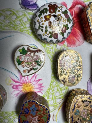 Set di 13 scatole e 2 piatti decorativi