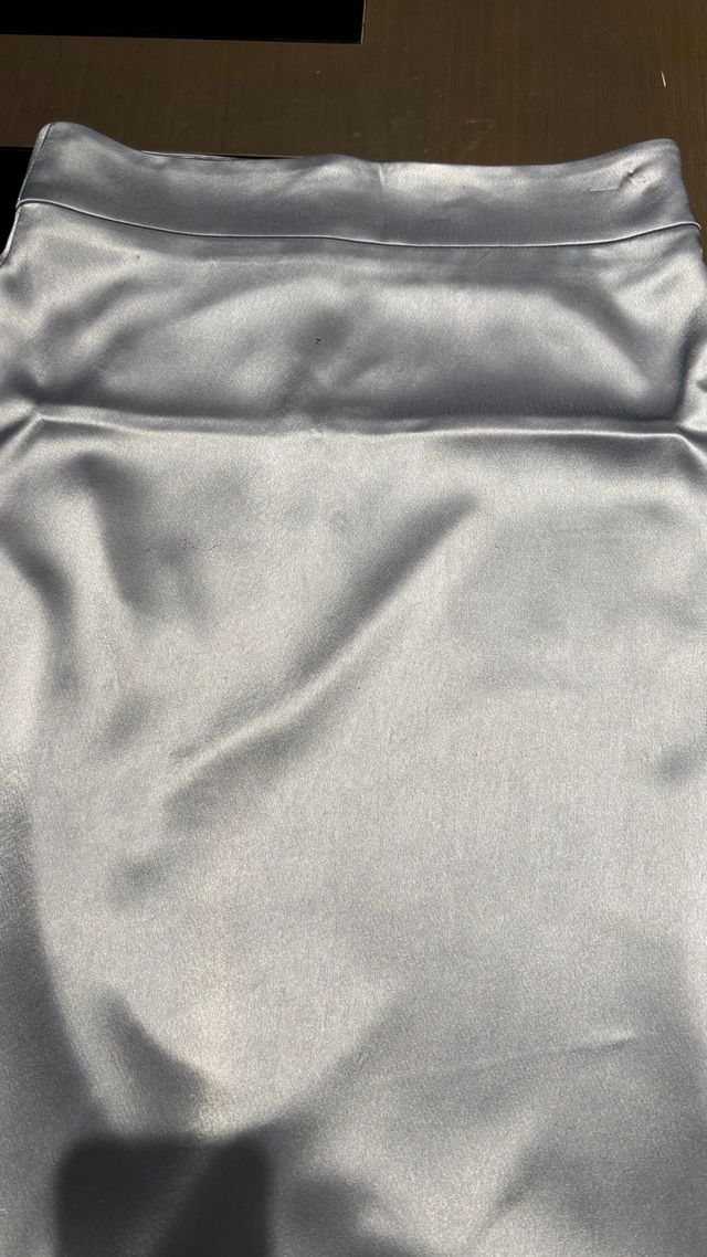 Falda corta satén plateada