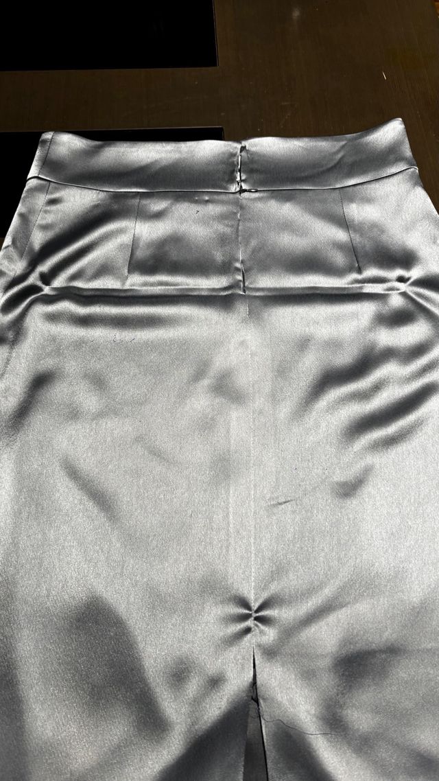 Falda corta satén plateada