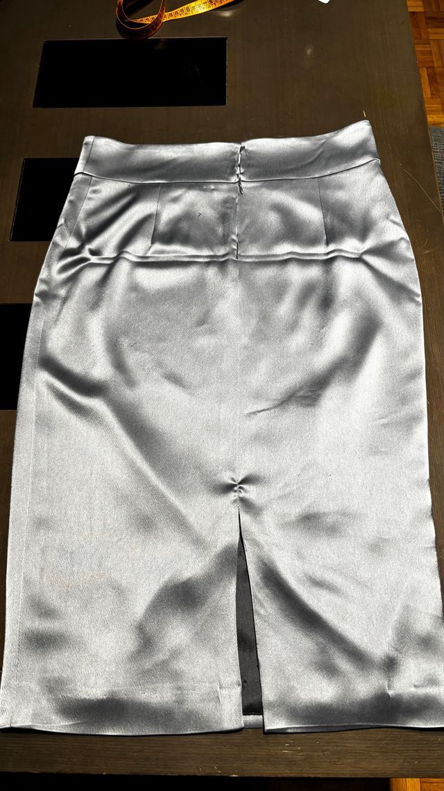 Falda corta satén plateada