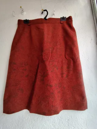 Falda estampada roja. Talla 46
