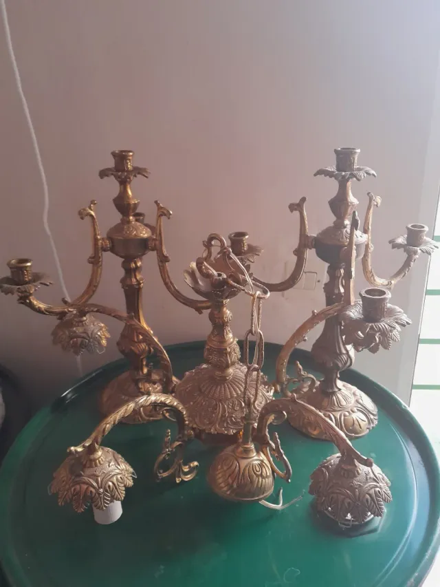 Set 2 Candelabros y lámpara de techo de bronce.