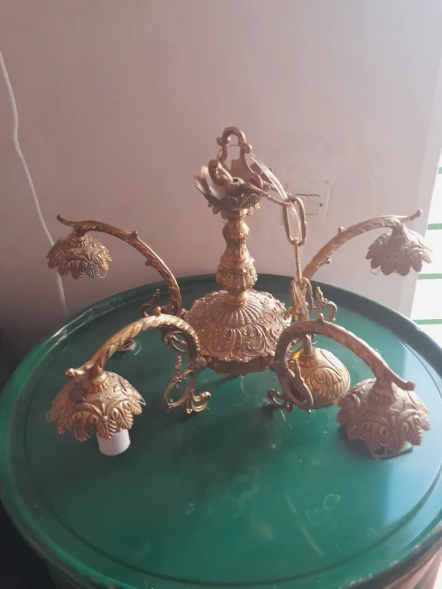 Set 2 Candelabros y lámpara de techo de bronce.