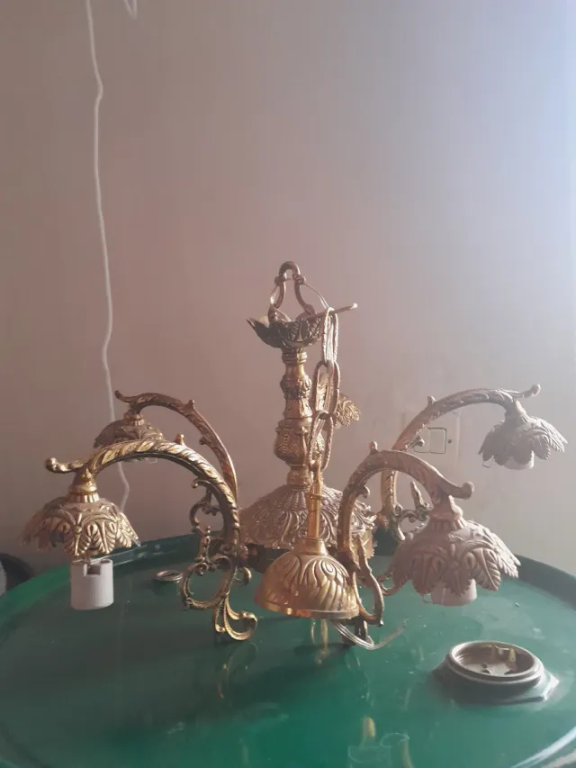 Set 2 Candelabros y lámpara de techo de bronce.
