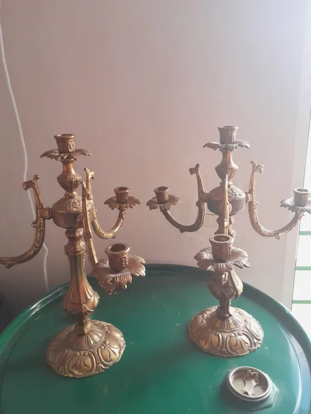 Set 2 Candelabros y lámpara de techo de bronce.