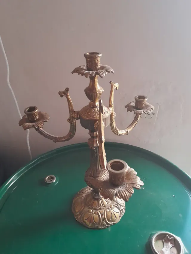 Set 2 Candelabros y lámpara de techo de bronce.