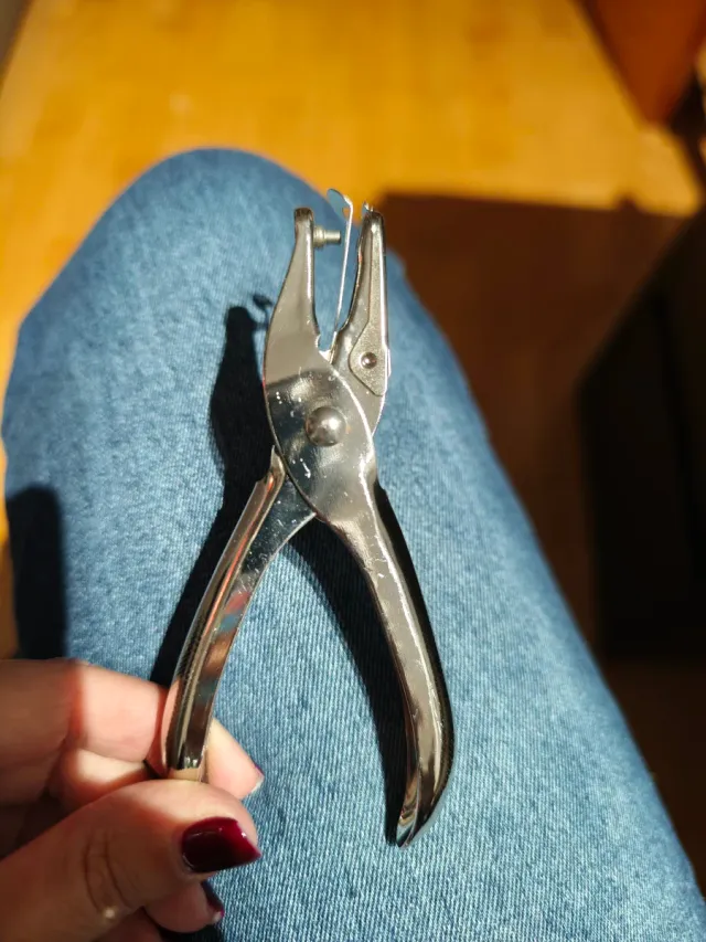 Perforadora para papel y cartón