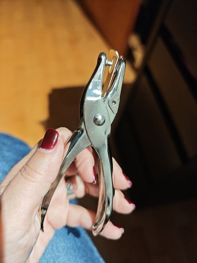 Perforadora para papel y cartón