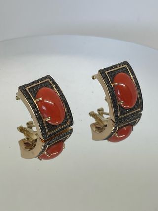 Pendientes Oro Rosa Diamantes Negros y Coral.