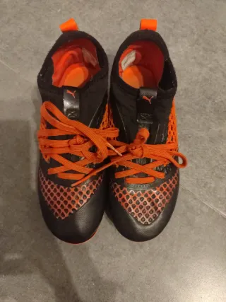 Botas de fútbol Puma Negras y Naranjas. Talla 33