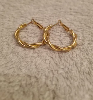 Pendientes de aro dorados trenzados