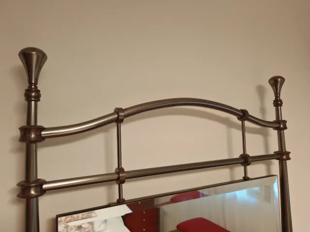 Cabecero y espejo de acero