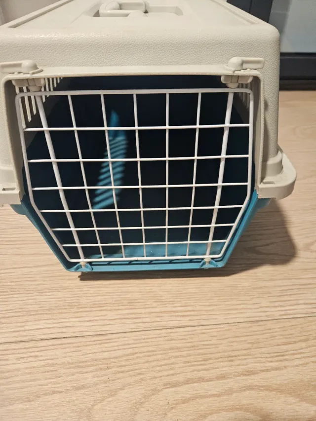 Transportín gato beige y azul. Marcaferplast.