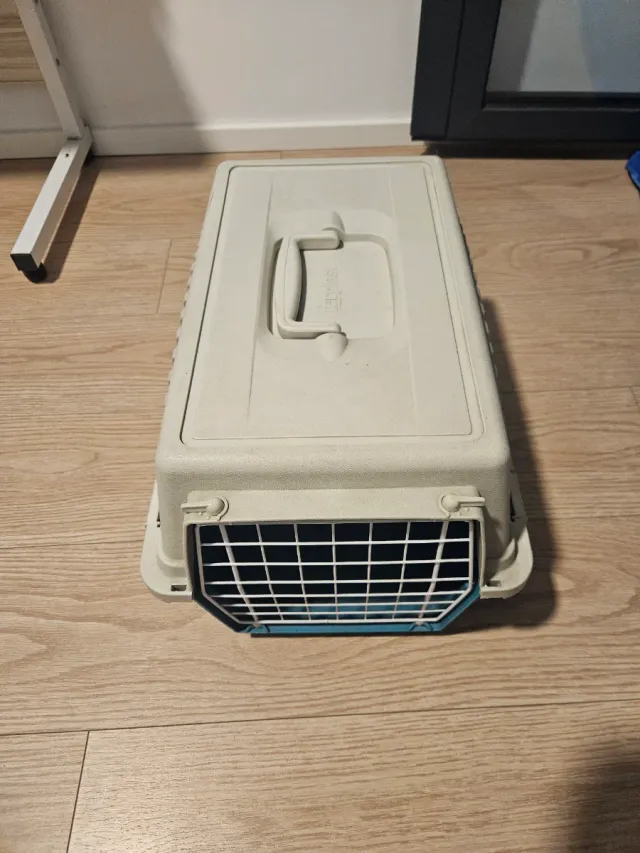 Transportín gato beige y azul. Marcaferplast.