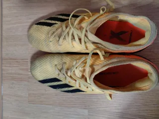 Botas de fútbol Adidas 
X naranjas
