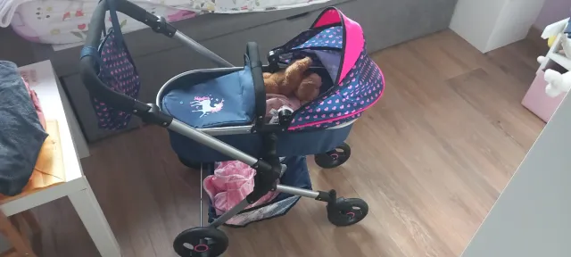 Carrito de bebé de juguete con osito y accesorios