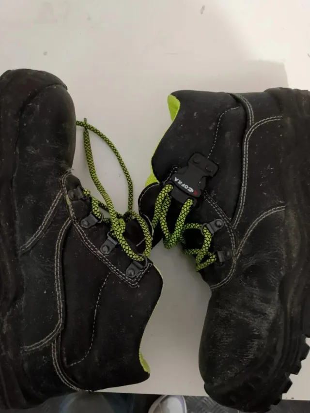 Scarpe antinfortunistiche COFRA nere e verdi