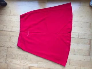 Falda roja con tréboles y mariquitas