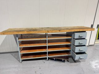 Mesa de trabajo con cajones y estantes