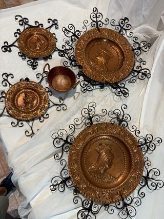 Set di piatti antichi in rame battuto 3+1 tazze