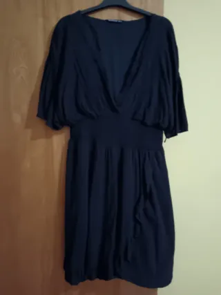 Vestido negro escote V manga abullonada