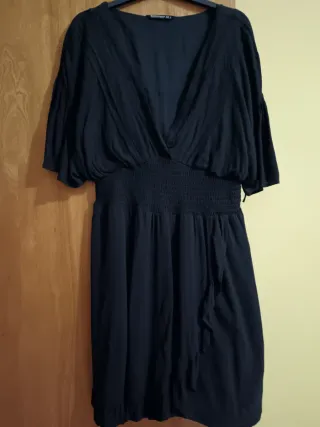 Vestido negro escote V manga abullonada