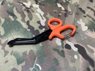 Tijeras de trauma naranja y negro