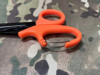 Tijeras de trauma naranja y negro