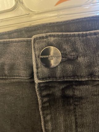 Jeans neri skinny strappati