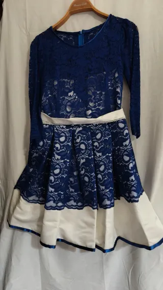 Vestido azul y blanco de encaje