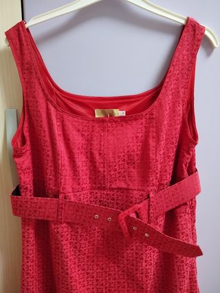 Vestido rojo de tirante con cinturón