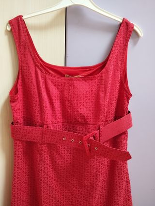 Vestido rojo de tirante con cinturón
