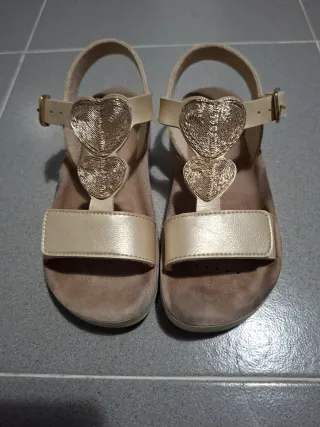Sandalias doradas con corazones y velcro,Talla 32
