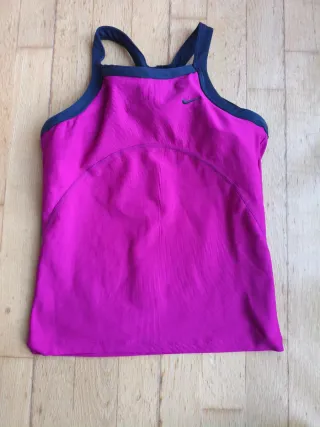Top deportivo Nike rosa
