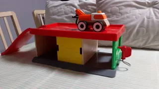 Garage per giocattoli con carro attrezzi